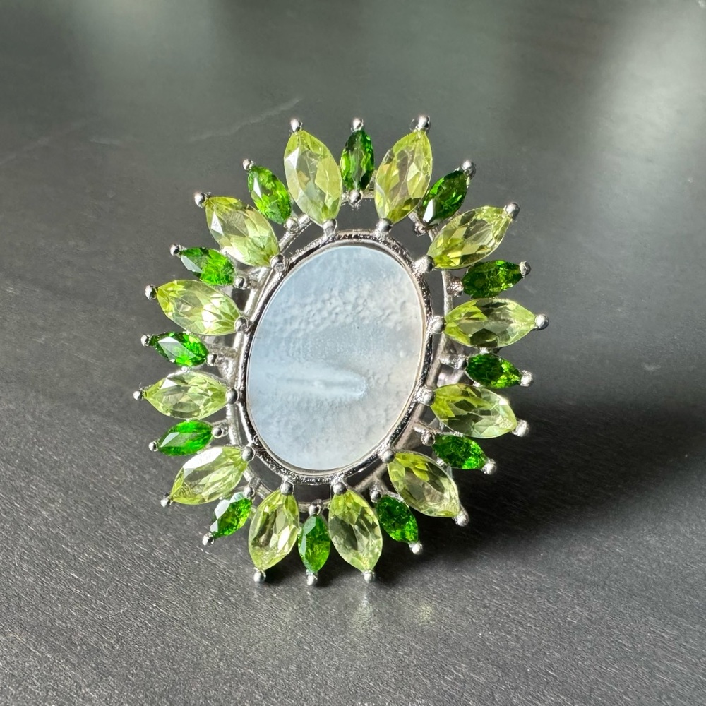 “Sunburst” Mother of Pearl & Peridot Ring - Picture 4 of 8